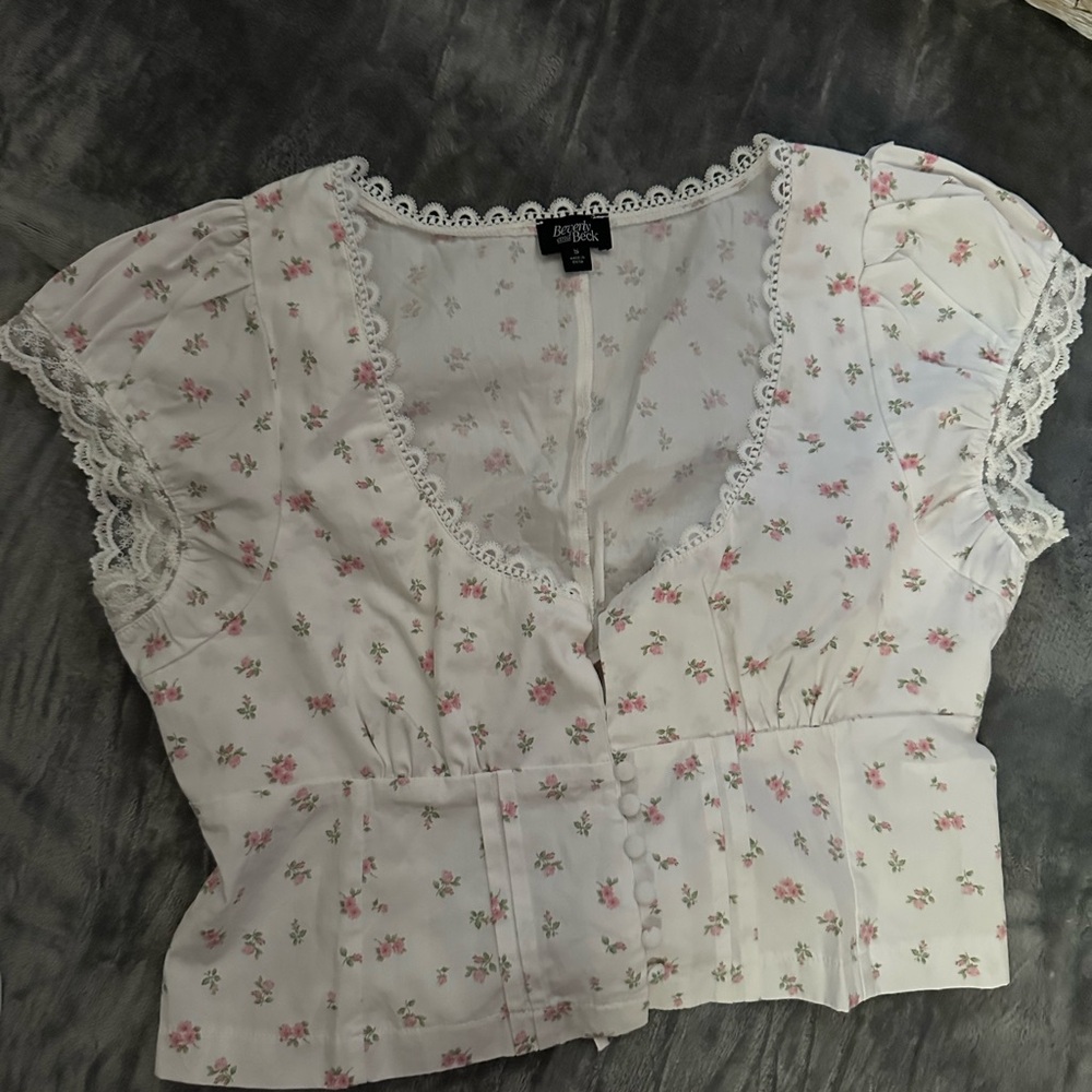 Chic White Floral Lace-Trim Crop Top